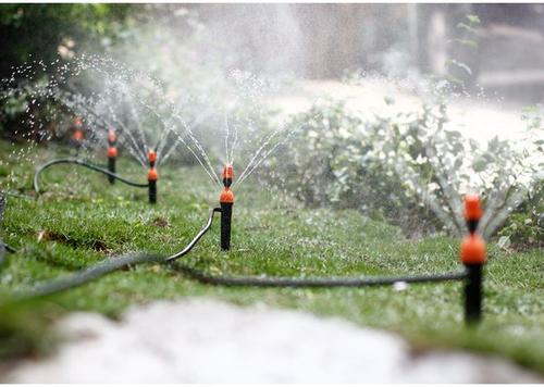 智能灌溉系统可以实现土壤太干时增大喷灌量，太湿时减少喷灌量
